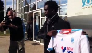 Modou Sougou montre son nouveau maillot à la presse