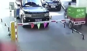 Un automobiliste pète un câble contre la barrière d’un parking et la détruit avec une pelle en Chine