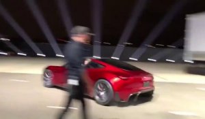 Il filme l'accélération de la nouvelle Tesla Roadster : de 0 à 100 kmh en 1.9s. incroyable