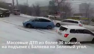 Conduite improbable au premier jour de neige en Russie à Vladivostok