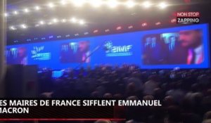 Emmanuel Macron sifflé sur scène par les maires de France, il réplique (Vidéo)