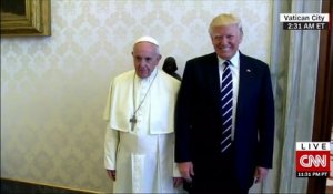 Donald Trump fait des avances au Pape pendant une séance photo