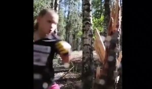 Cette fille défonce un arbre à coup de poing... Future championne de boxe