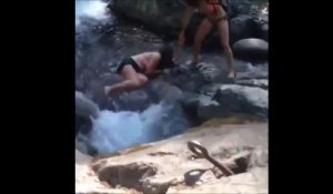 Elle essaie de traverser une rivière alors qu'elle est bourrée... Raté