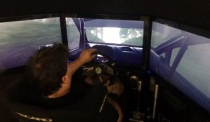Ce pilote de rallye pro joue à un jeu vidéo de rallye... comme un dieu !