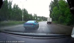 Ce chauffard russe tente de drifter en pleine route et c'est le drame.