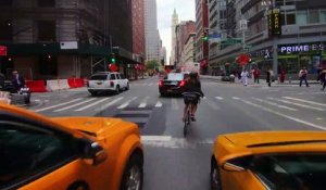 Cette fille à vélo prend d'énormes risque en roulant comme une tarée dans le trafic à New York