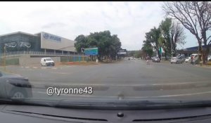 Des policiers tirent sur des suspects au milieu des autres automobilistes en Afrique du Sud