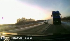 Ce conducteur va avoir la peur de sa vie : face à face avec un camion