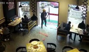 Régis brise la porte en verre d'un restaurant !