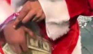 Le Père Noël crée une émeute en jetant une liasse de billet dans un centre commercial