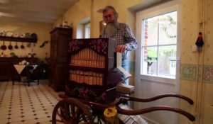 Jean-Pierre Masseau joue "Highway to Hell" avec son orgue de Barbarie