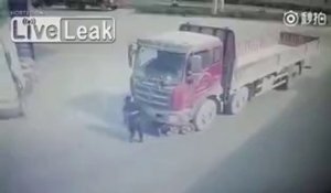 Traînée sous un camion avec son scooter elle s'en sort indemne !!