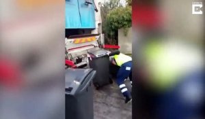 Sur le verglas cet éboueur galère à ramener les poubelles au camion !