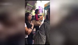 Une femme se muscle avec un drôle d’objet à l’arrêt de bus en Thaïlande