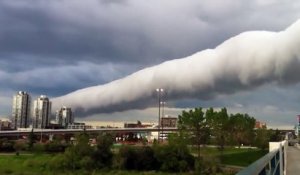 Un nuage impressionnant au dessus de Calgary : Roll Cloud