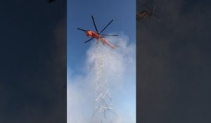 Assemblage d'un pylône électrique avec un hélicoptère (Canada)