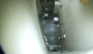 Un gardien de prison rattrape un détenu qui veut sauter (États-Unis)