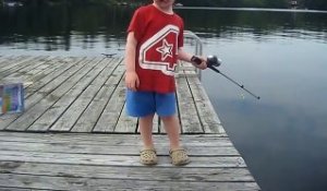 Ce gamin attrape un poisson en un temps record