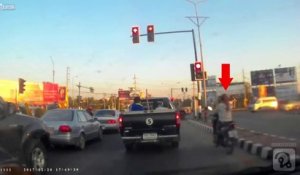 En scooter elle se prend le poteau du feu rouge suite au renversement d'un camion !