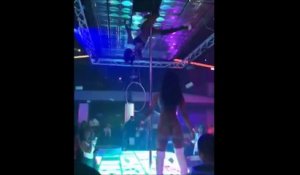 Pour quelques billets, cette danseuse pole dance tente une figure très risquée... Incroyable