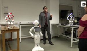 Demande en mariage affreuse avec des robots qui dansent !