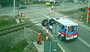 Une ambulance bloquée sur une voie ferrée entre 2 barrières d'un passage à niveau !