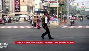 Un policier Indien fait la circulation en faisant du moonwalk