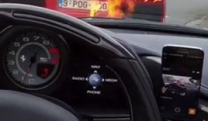 Sa Ferrari se met à cracher des flammes au démarrage