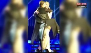 Céline Dion : Une fan incontrôlable s'incruste sur scène en plein concert et enlace la chanteuse (vidéo)
