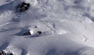 Un snowboarder déclenche une grosse avalanche pendant son ride dans les Pyrénées