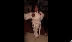Une petite fille joue la pro du kung-fu et se plante (Vidéo)