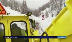 Hautes-Alpes : des villages isolés par les chutes de neige
