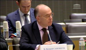 Lutte contre le terrorisme : M.Patrice Paoli, dir de la cellule interministérielle d'aide aux victimes ; M. Bernard Cazeneuve, ministre de l'intérieur - Lundi 7 mars 2016
