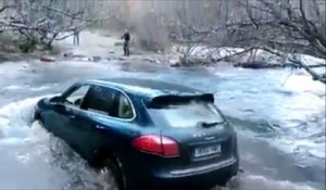 Il tente de traverser une riviere avec son Porsche Cayenne... Très mauvaise idée