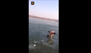Un idiot se retrouve coincé sous la glace et ne trouve plus le trou pour sortir du lac gelé... Sauvé de justesse