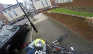 Ce cycliste tombe sur un homme en train de changer sa roue de voiture !