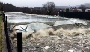Une épaisse couche de glace recouvrant une rivière se brise