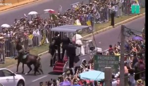 Le pape François descend de la papamobile pour aider une policière tombée de cheval