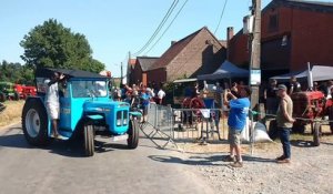 Démonstration d'anciens tracteurs et d'anciennes  voitures à Ostiches