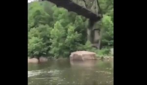 Cet homme plonge du haut d'un pont et se prend le plat de sa vie