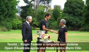 Open d'Australie: Roger Federer présente le trophée du vainqueur