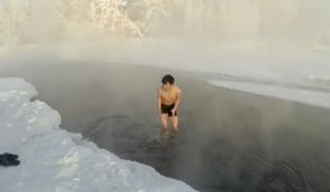Un touriste japonais s'allonge dans une rivière par -60°