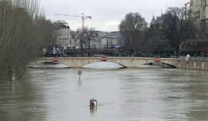 La Seine commence sa lente décrue à Paris