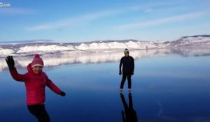 Patiner sur la glace du lac Balkaï au milieu d'un paysage paradisiaque !