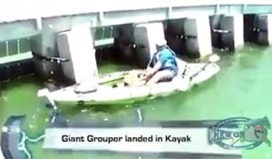 Un pecheur en kayak a énormément de mal à remonter sa prise : énorme mérou géant
