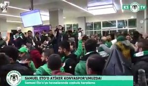Samuel Etoo accueillit par les supporters de Konyaspor