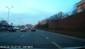 Un automobiliste sort de l’autoroute au dernier moment et provoque un gros accident en Pologne
