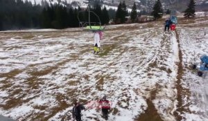 Une skieuse prend le télésiège d'une drôle de façon