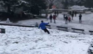 Avec la neige, la Butte Montmartre s'est transformée en véritable piste de ski